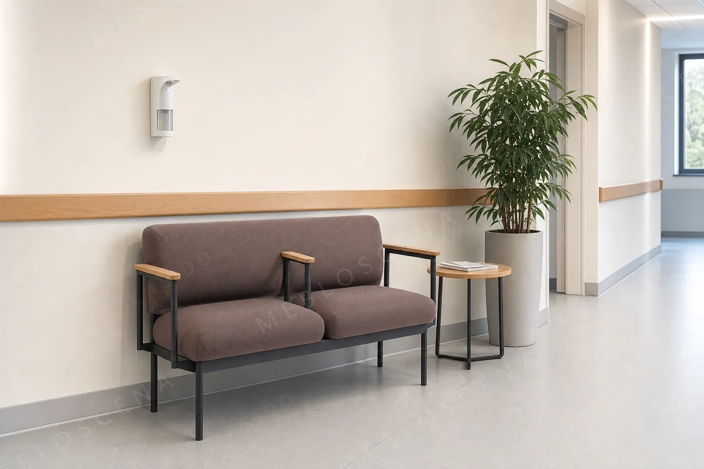 Ta sama sofa Fora Care na korytarzu oddziału szpitalnego, przy pochwycie i dozowniku