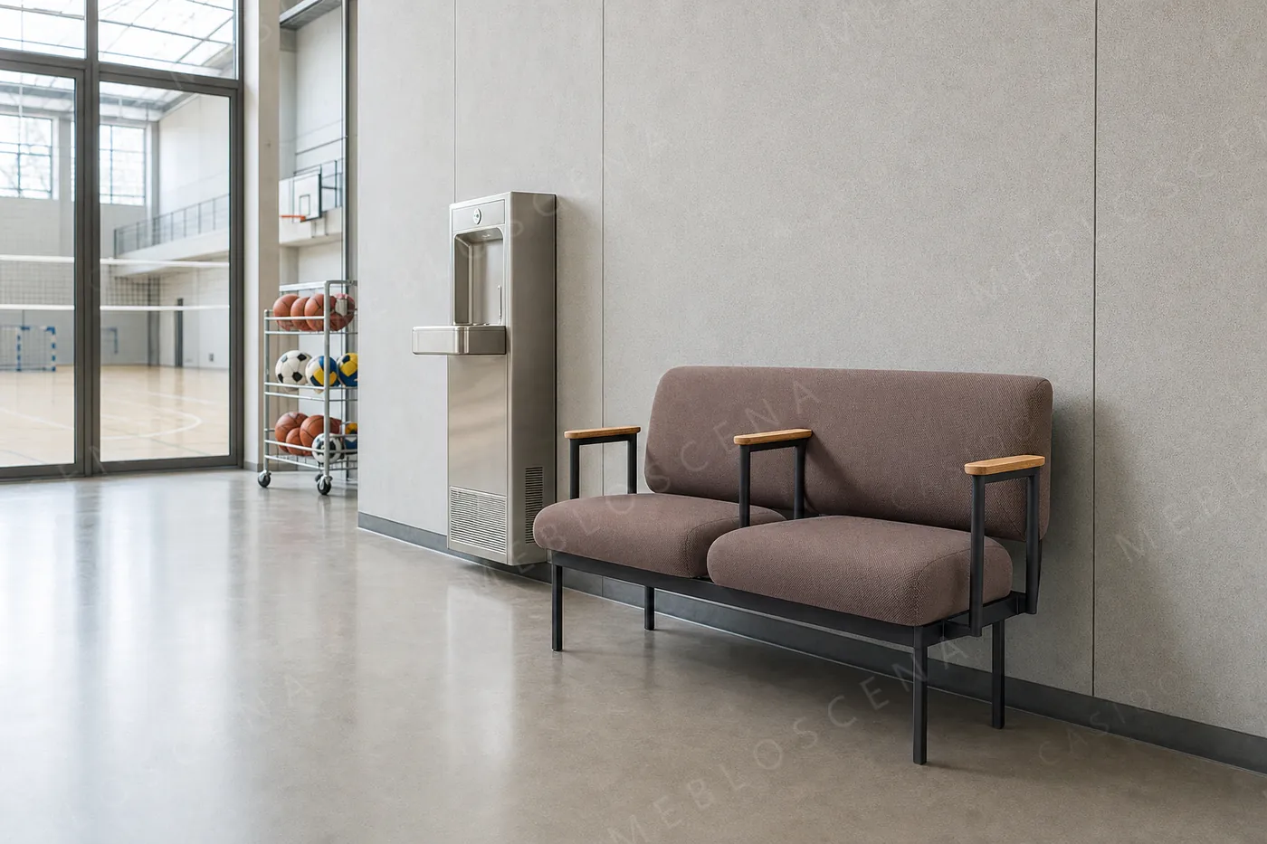 Sofa BEJOT Fora Care w strefie wejściowej hali sportowej