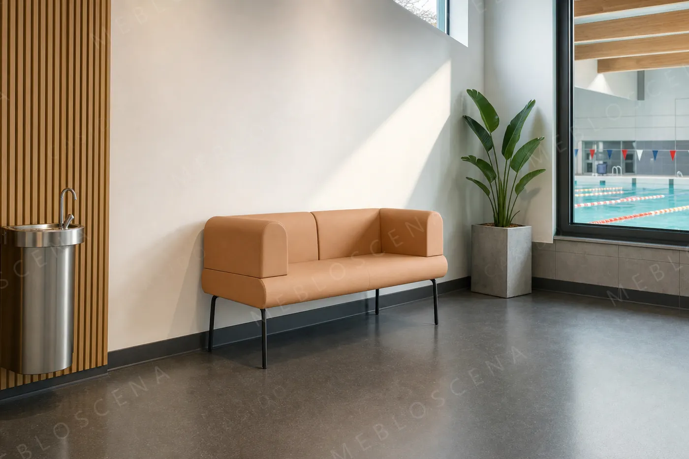 Sofa BEJOT Linje w holu centrum sportowego przy hali basenowej